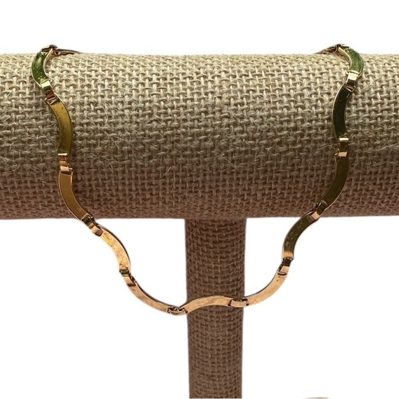 Scalloped Vintage Choker Style Necklace 16”Length in Gold (Tone) - Picture 3 of 6